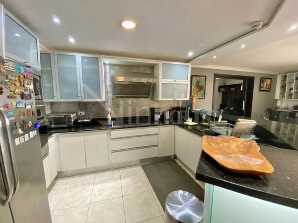 Venta de amplio apartamento con jardin y terraza en Condominio en Santa Ana