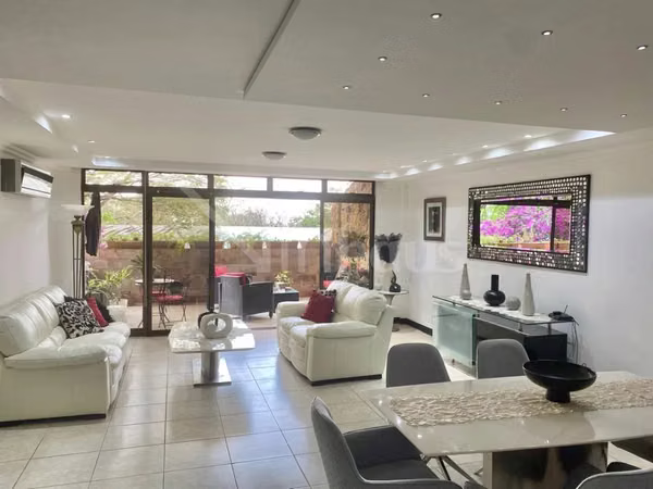 Sale of spacious apartment with garden and terrace in Condominio in Santa Ana