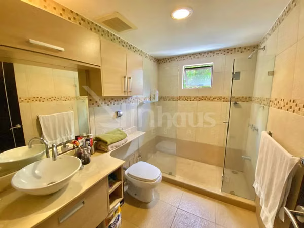 Venta de amplio apartamento con jardin y terraza en Condominio en Santa Ana