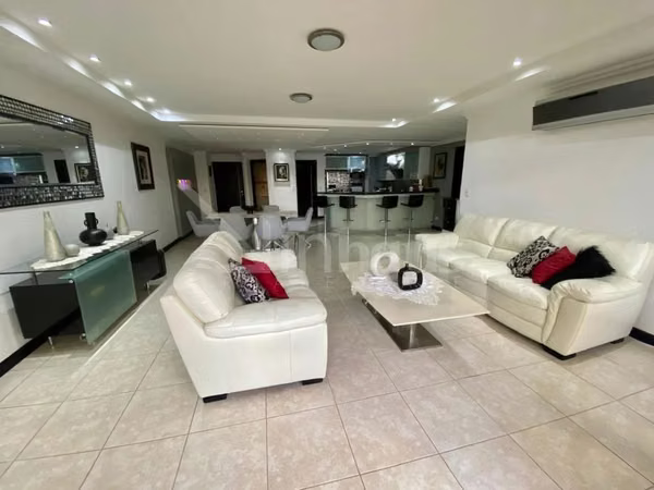 Venta de amplio apartamento con jardin y terraza en Condominio en Santa Ana