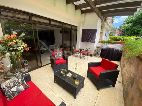 Venta de amplio apartamento con jardin y terraza en Condominio en Santa Ana