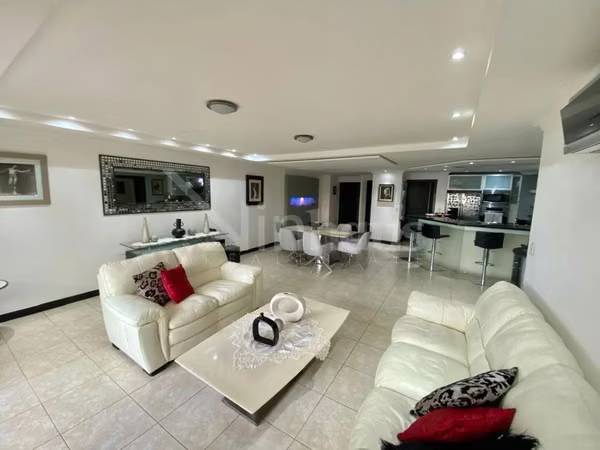 Venta de amplio apartamento con jardin y terraza en Condominio en Santa Ana