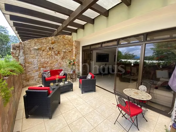 Venta de amplio apartamento con jardin y terraza en Condominio en Santa Ana