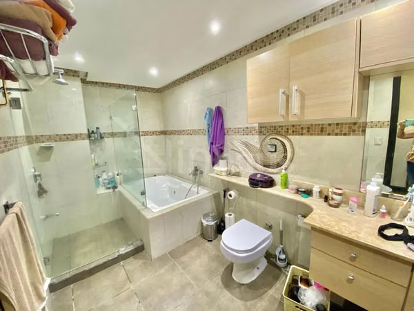 Venta de amplio apartamento con jardin y terraza en Condominio en Santa Ana