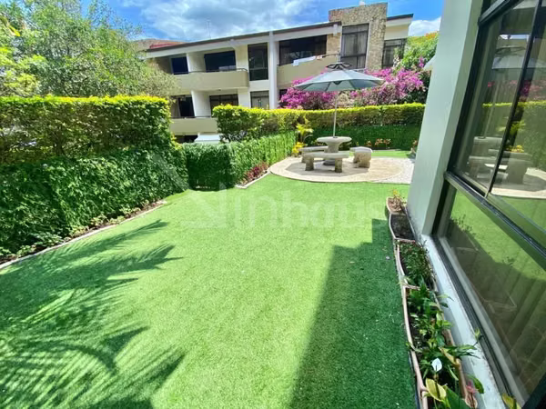 Venta de amplio apartamento con jardin y terraza en Condominio en Santa Ana