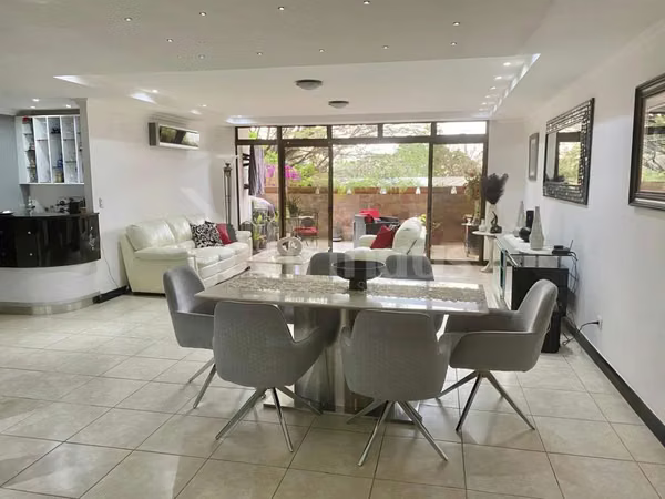 Venta de amplio apartamento con jardin y terraza en Condominio en Santa Ana