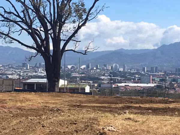 De oportunidad, lote comercial esquinero al costado oeste del Hospital de Heredia