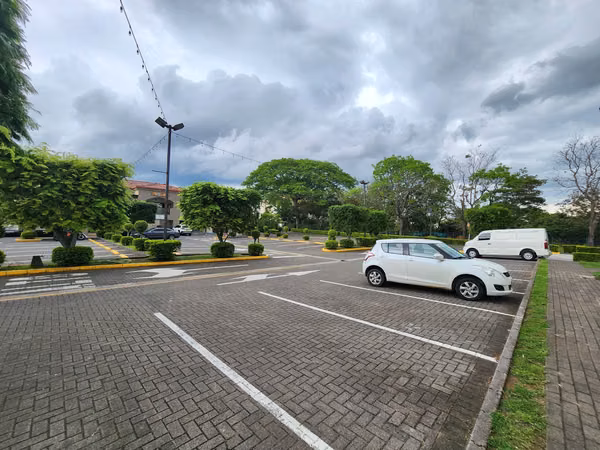 Alquiler de local comercial  sobre la radial de Ciudad Colón, Plaza del Río Plaza.