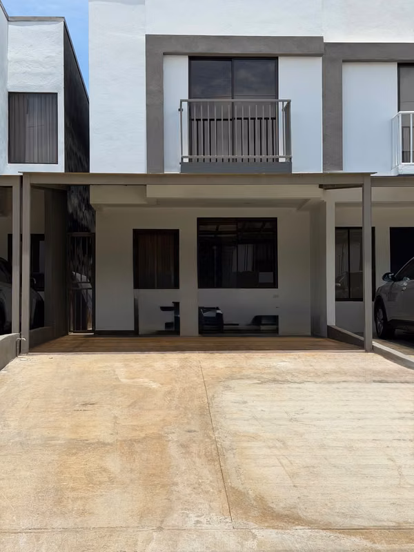 Se alquila casa nueva dentro del Condominio Real Ojo de Agua, en La Cañada.