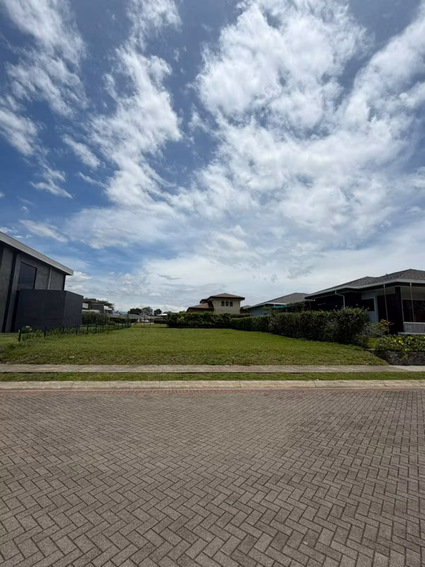 VENTA DE LOTE EN HACIENDA LOS REYES EN LA GUACIMA DE ALAJUELA