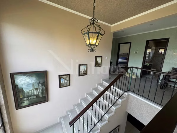En venta casa de lujo en condominio Puerta de Hierro. Santa Ana.