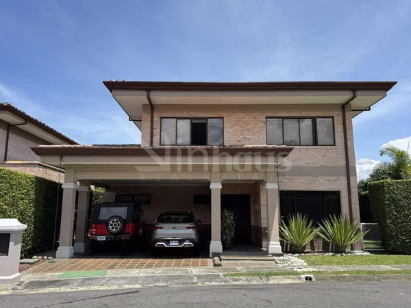 En venta casa de lujo en condominio Puerta de Hierro. Santa Ana.