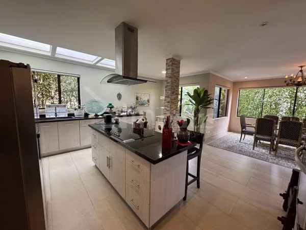 En venta casa de lujo en condominio Puerta de Hierro. Santa Ana.