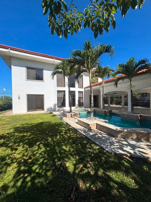 SE ALQUILA EXCLUSIVA CASA EN HACIENDA LOS REYES