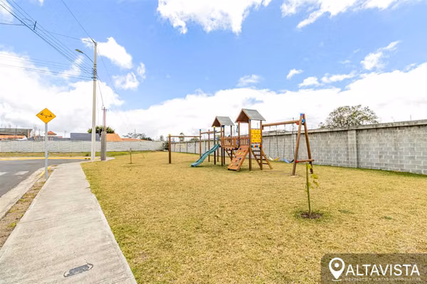 Casa Familiar semi amueblada cerca de escuelas, supermercados, negocios y restaurantes