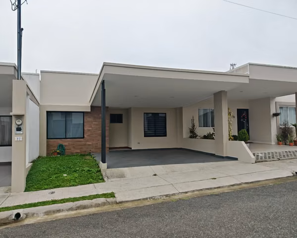 Semi-furnished family house near schools, supermarkets, business and restaurants