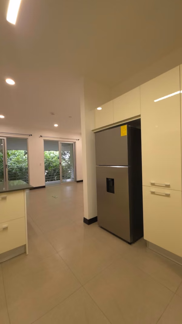 SE ALQUILA HERMOSO APARTAMENTO EN POZOS