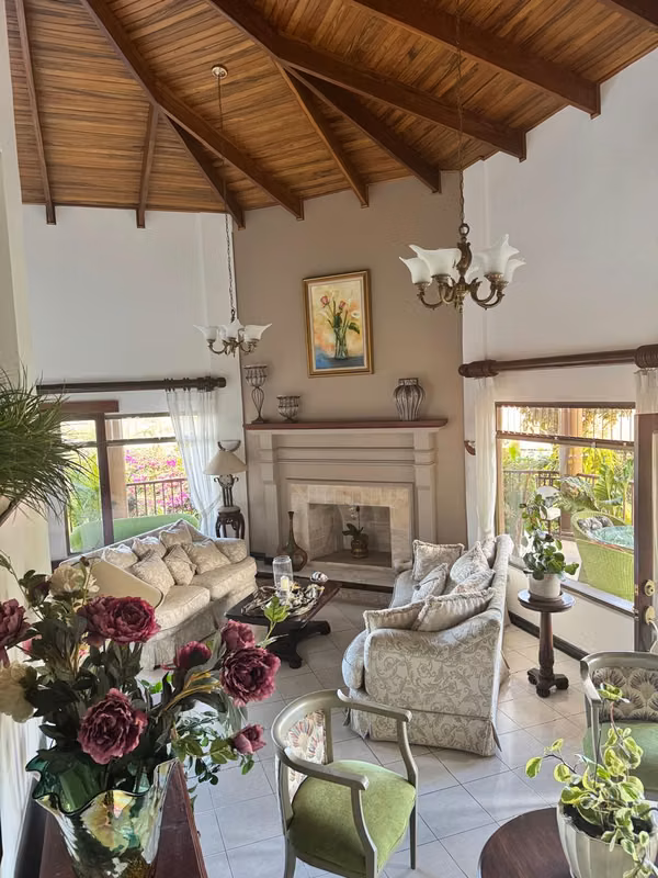 Residence with Independent Apto in Altos las Doves - 124; 1,047 m ² - 124; Santa Ana