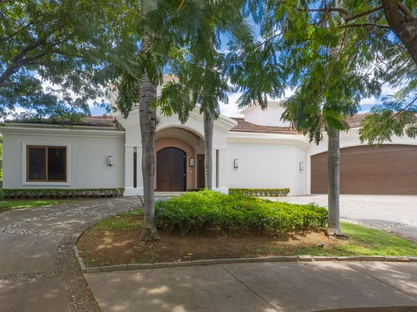 Luxury house for sale in Forests of Lindora - Private pool and unique architectural details *