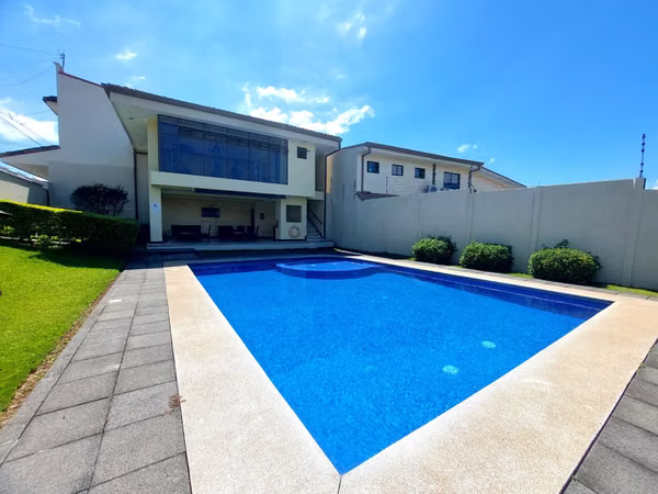 Se vende casa en Condominio Santa Lorena, San Pablo de Heredia.