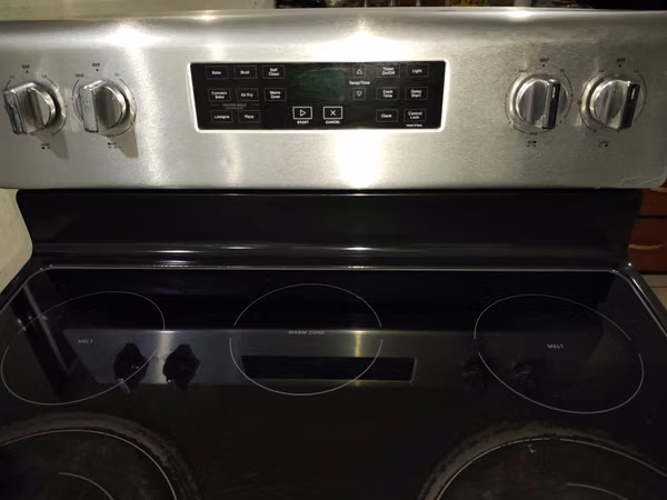 Cocina eléctrica vitrocerámica con horno de convección tecnología Aire Fry, Warn Zone y Self Clean