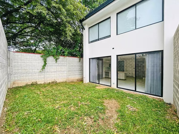 Se Vende Casa en condominio Lindora Village.