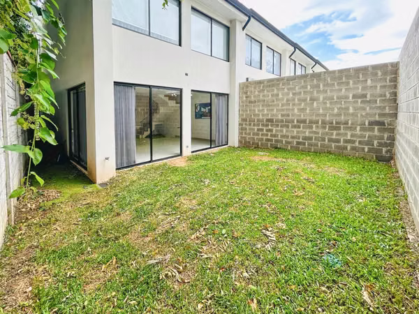 Se Vende Casa en condominio Lindora Village.