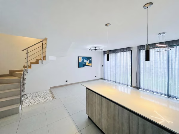 Se Vende Casa en condominio Lindora Village.