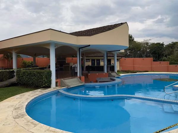 ALQUILER DE CASA EN CONDOMINIO BOULEVARD DEL SOL -LINDORA 