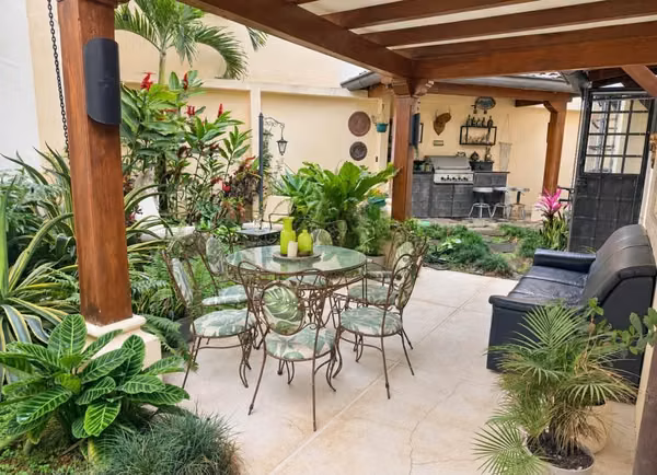 Venta de casa con piscina en condominio en san rafael de Escazú