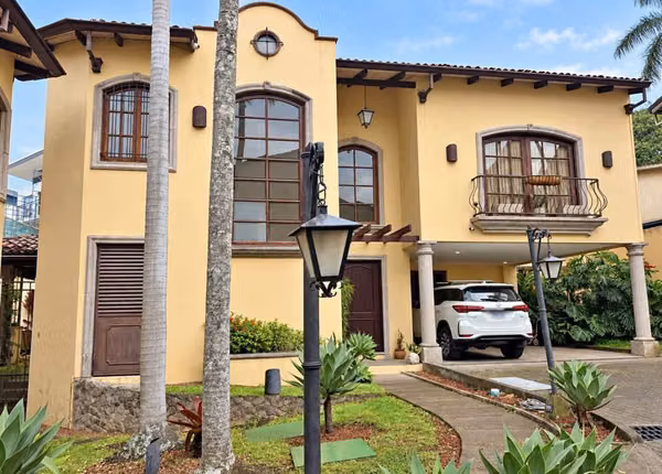Venta de casa con piscina en condominio en san rafael de Escazú