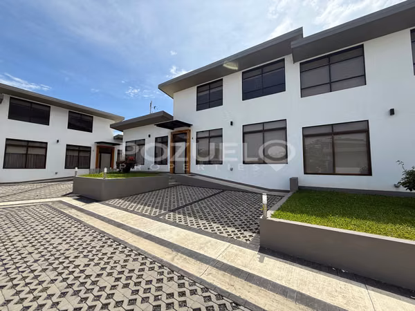 Se alquila casa moderna en Escazú 