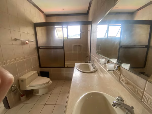 Nuevo en el mercado  Casaen condominio, Escazu 3 dormitorios,excelente vista, gran sala enorme.