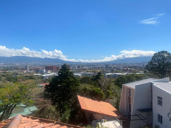 Nuevo en el mercado  Casaen condominio, Escazu 3 dormitorios,excelente vista, gran sala enorme.