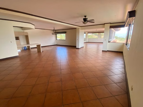 Nuevo en el mercado  Casaen condominio, Escazu 3 dormitorios,excelente vista, gran sala enorme.