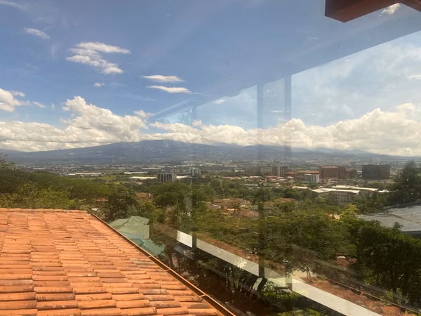 Nuevo en el mercado  Casaen condominio, Escazu 3 dormitorios,excelente vista, gran sala enorme.