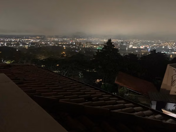 Nuevo en el mercado  Casaen condominio, Escazu 3 dormitorios,excelente vista, gran sala enorme.