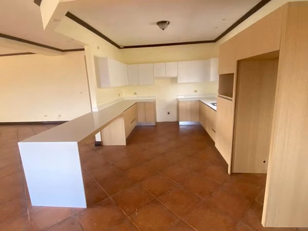 Nuevo en el mercado  Casaen condominio, Escazu 3 dormitorios,excelente vista, gran sala enorme.