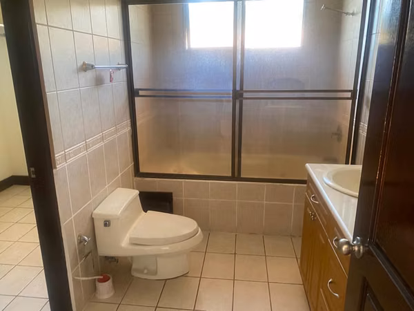 Nuevo en el mercado  Casaen condominio, Escazu 3 dormitorios,excelente vista, gran sala enorme.