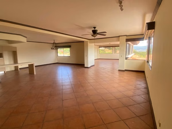 Nuevo en el mercado  Casaen condominio, Escazu 3 dormitorios,excelente vista, gran sala enorme.