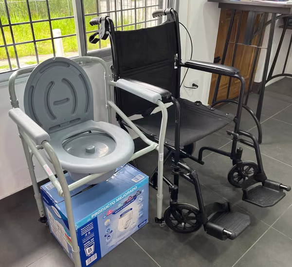 Combo de sillas de transporte y inodoro portatil 3 en 1 con ruedas. 