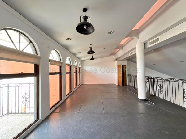 Local comercial en alquiler en Escazú cerca del Multiplaza | 480 m² y alta visibilidad