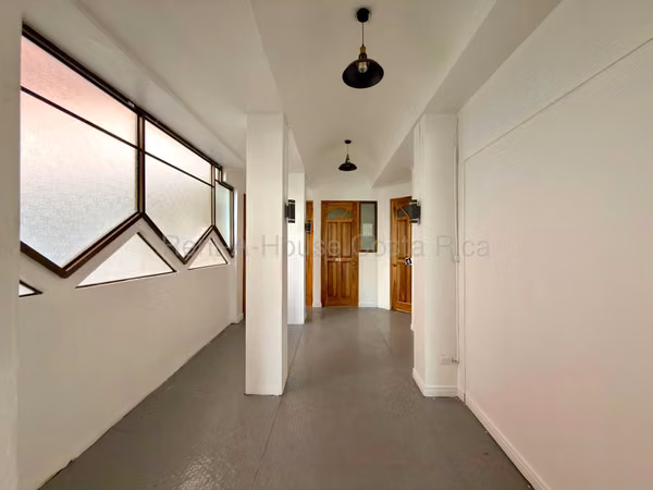 Local comercial en alquiler en Escazú cerca del Multiplaza | 480 m² y alta visibilidad