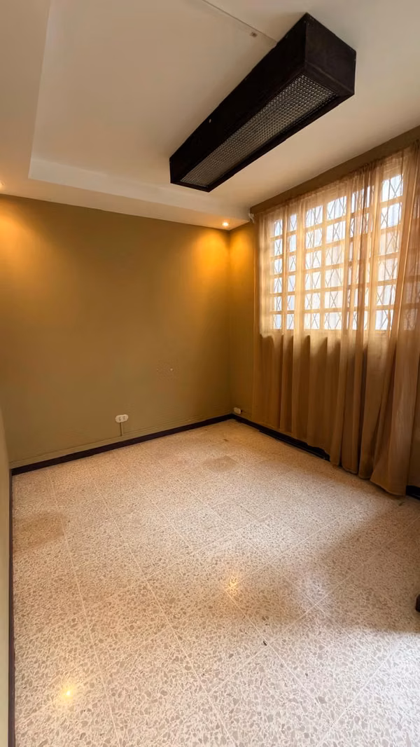 Casa en alquiler en Zapote, Yoses Sur-1 nivel independiente- para oficinas(uso comercial )