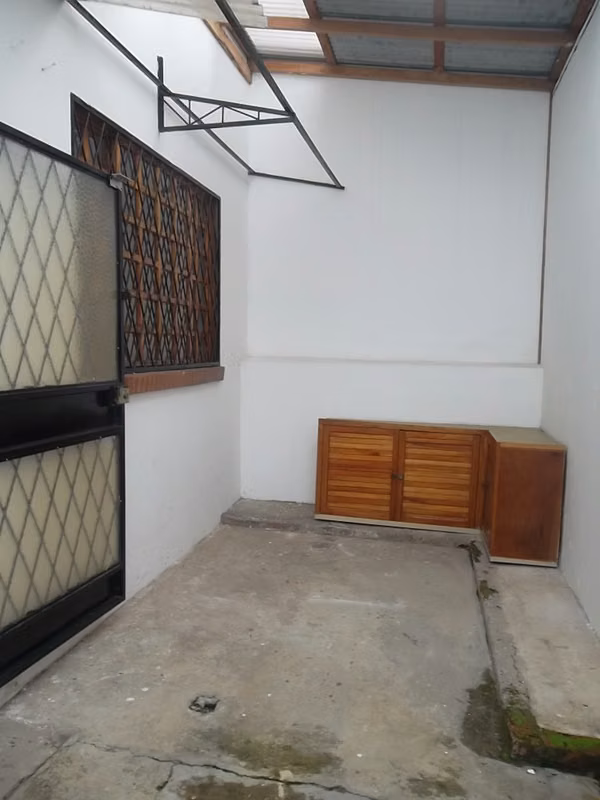 Casa en alquiler en Zapote, Yoses Sur-1 nivel independiente- para oficinas(uso comercial )