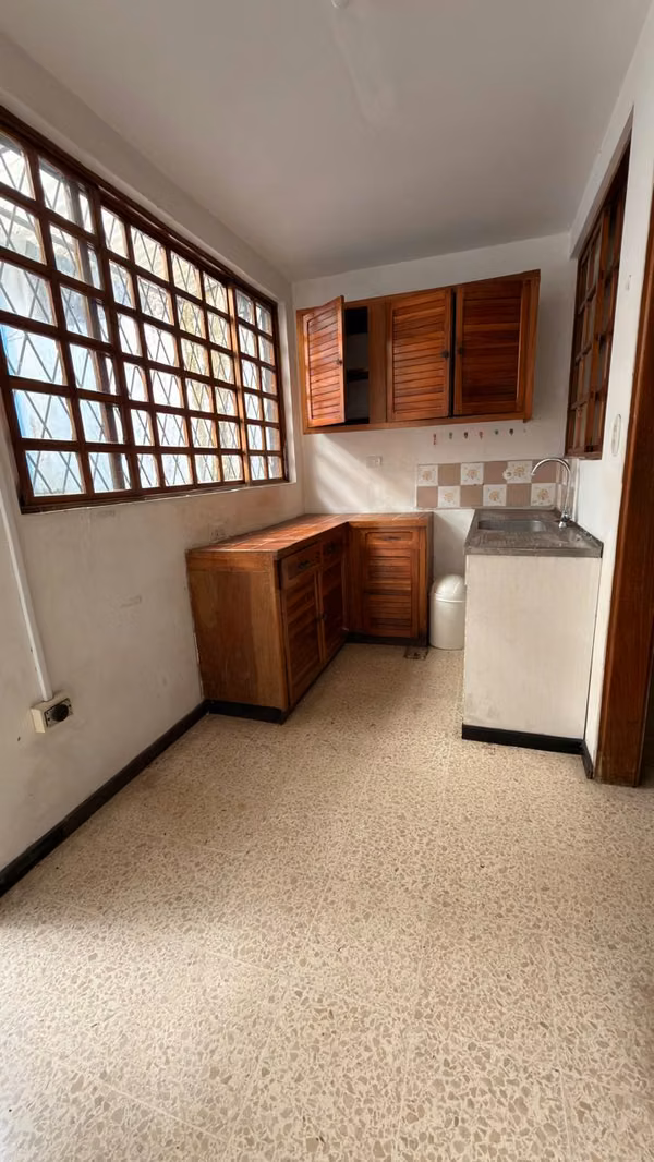 Casa en alquiler en Zapote, Yoses Sur-1 nivel independiente- para oficinas(uso comercial )