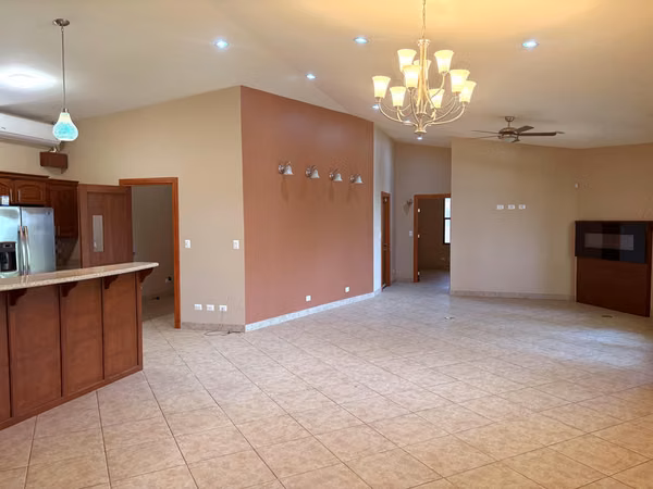 Joya de 2 Dormitorios Construida al Estilo Norteamericano en Grifo Alto ID27592