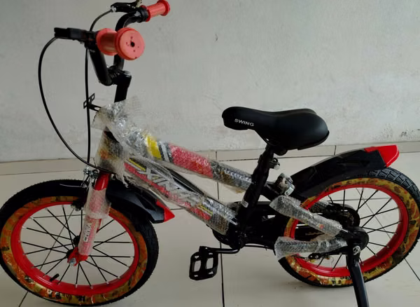 Bicicleta montañe # 16 acero o aleación ligera, pintado en color negro con detalles decorativos.# TL  