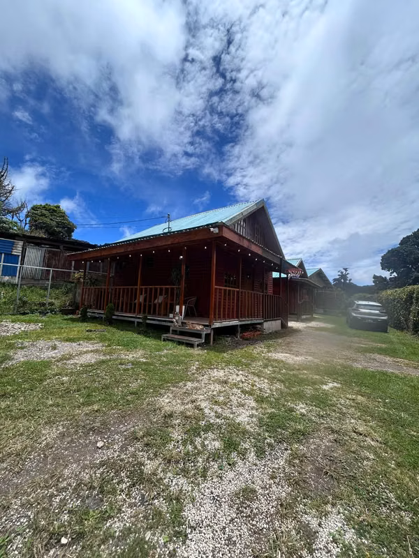 Hermosas cabañas con rancho.