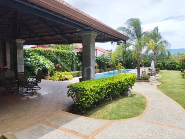 En venta casa en condominio en Piedades de Santa Ana. Dormitorio principal en primera planta.
